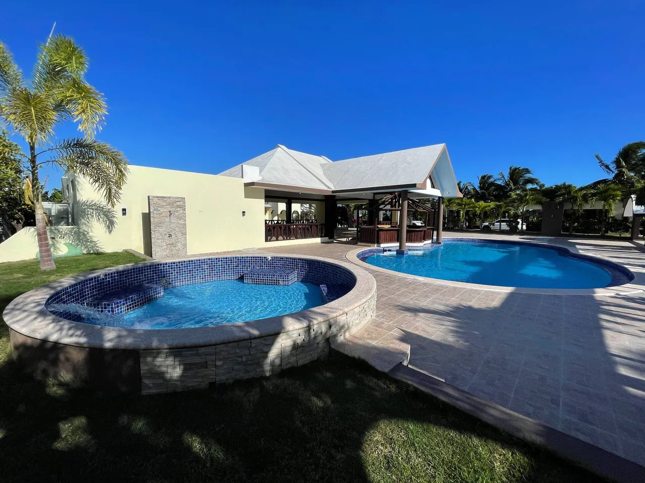 Villa pool, hot tub and the house under a blue sky in Boca Canasta