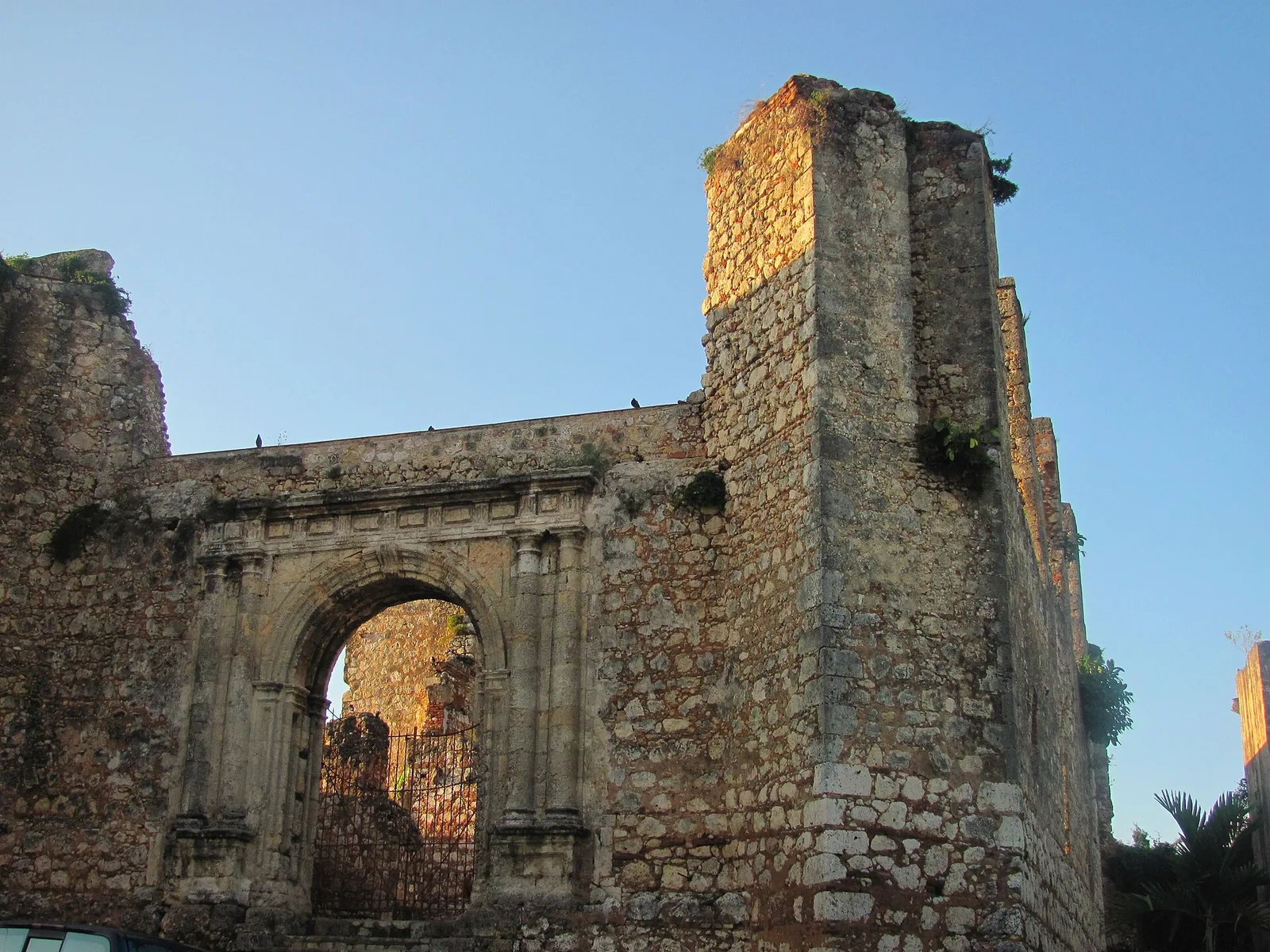 The stone arch and walls of the Ruinas del Monasterio de San Francisco